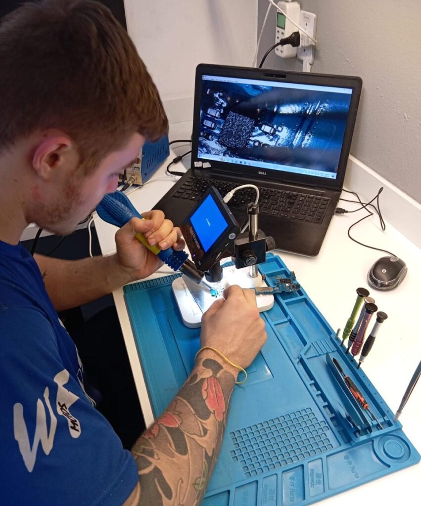 Um tecnico fazendo a manuteção de um aparelho celular